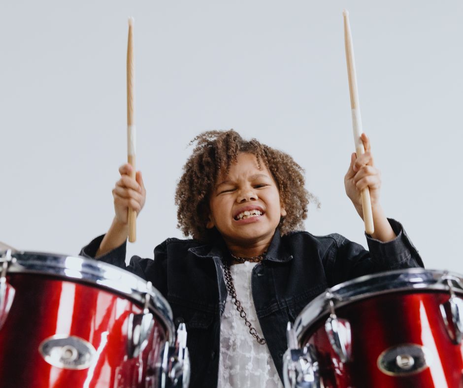 Jongetje speelt drums als voorbeeld van Ontdek Muziek