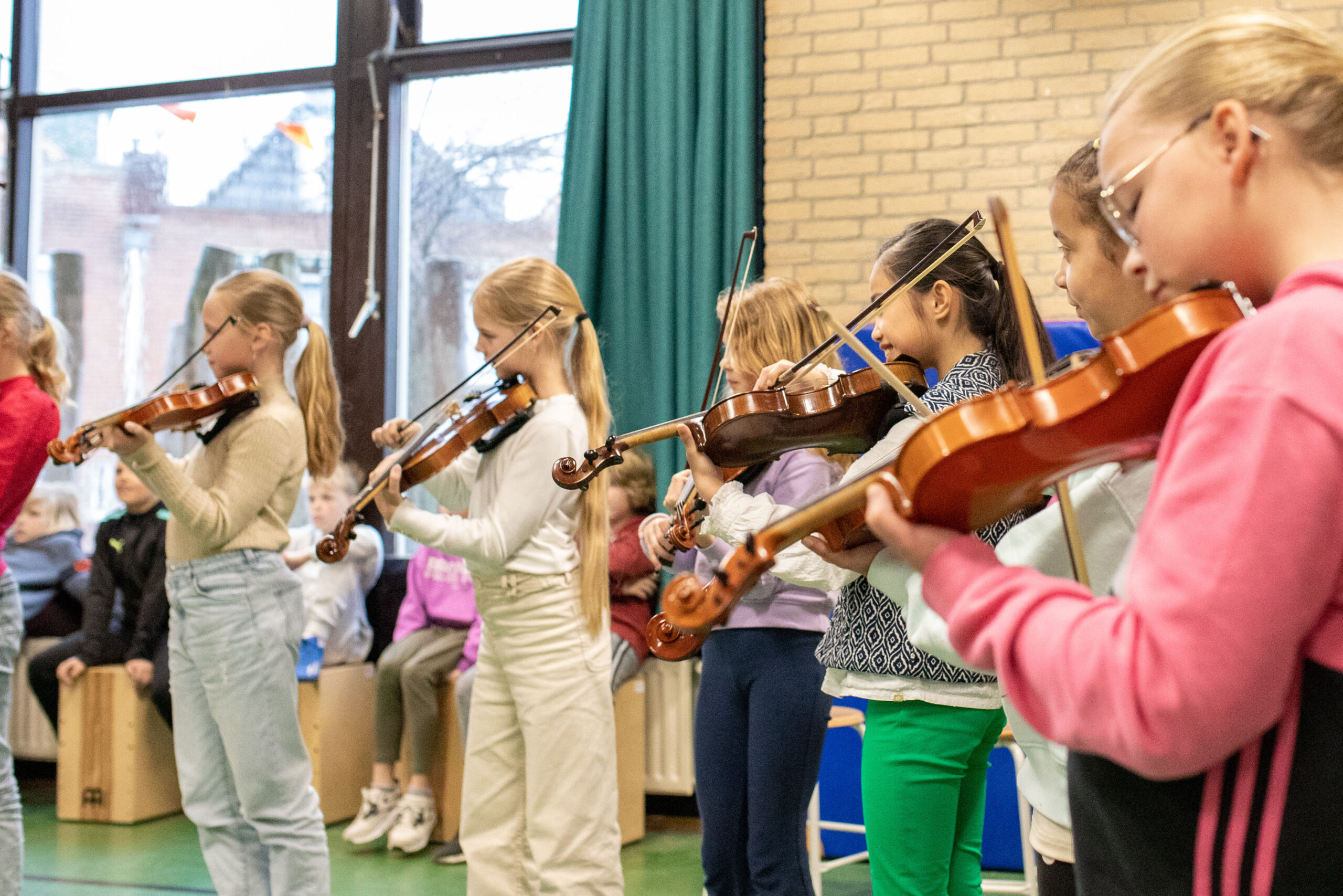 Kinderen krijgen vioolles van Planck op school