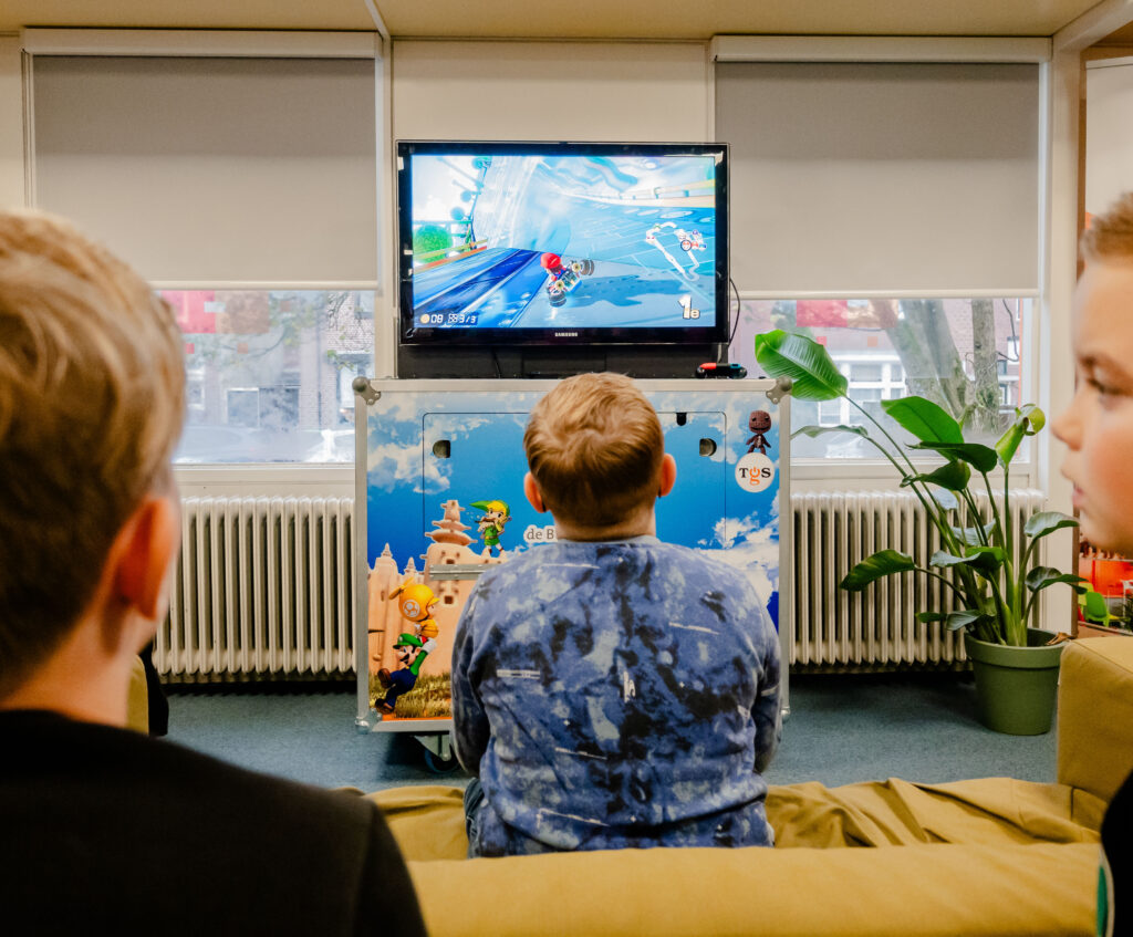 Jongen speelt Mario Kart in Makersplaets