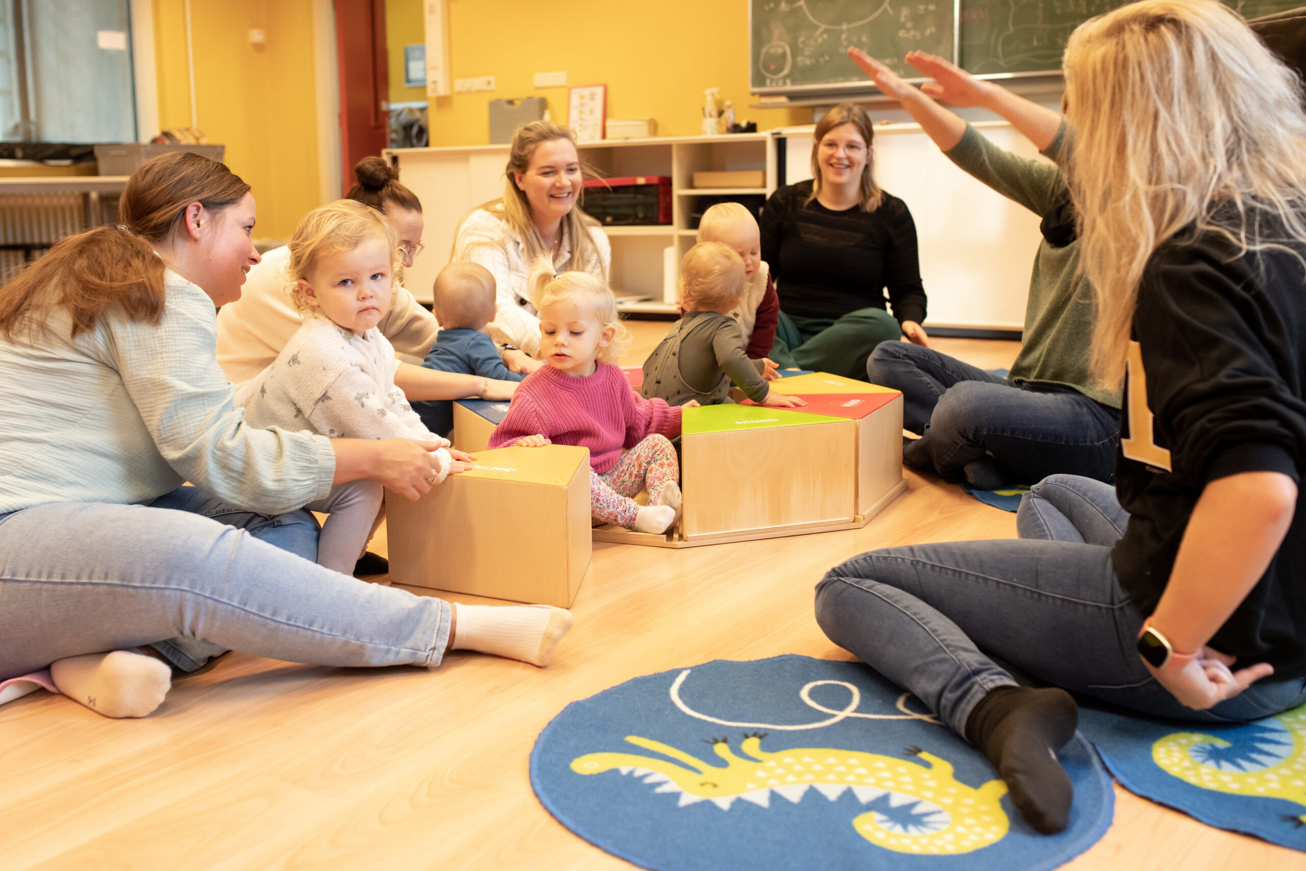 Baby's luisteren samen met hun moeders naar muziek tijdens Muziek op Schoot