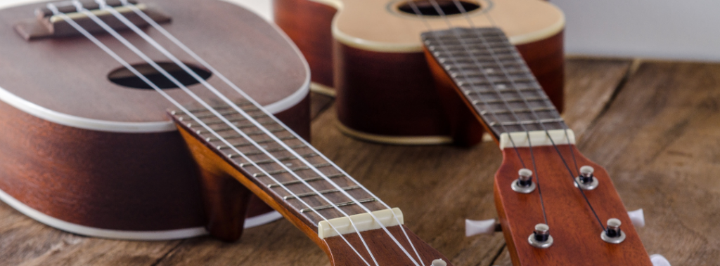 Close-up van een gitaar en ukelele.