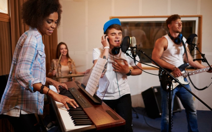 Jongeren spelen in een band tijdens Poplab