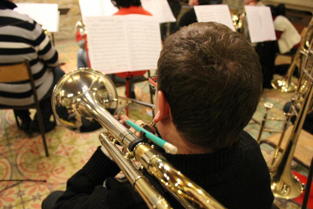 Jongen leert trombone spelen in tromboneles