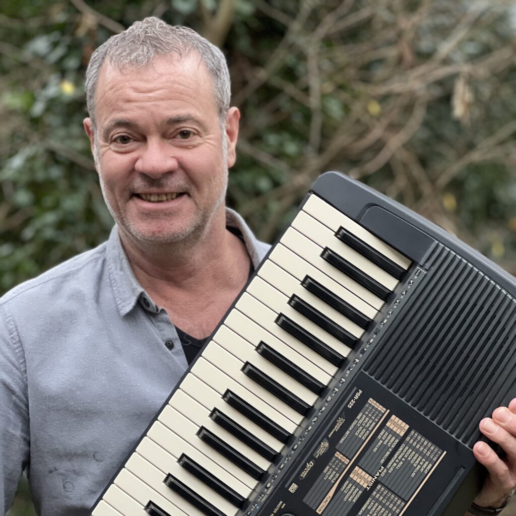 Docent die keyboardlessen verzorgt.