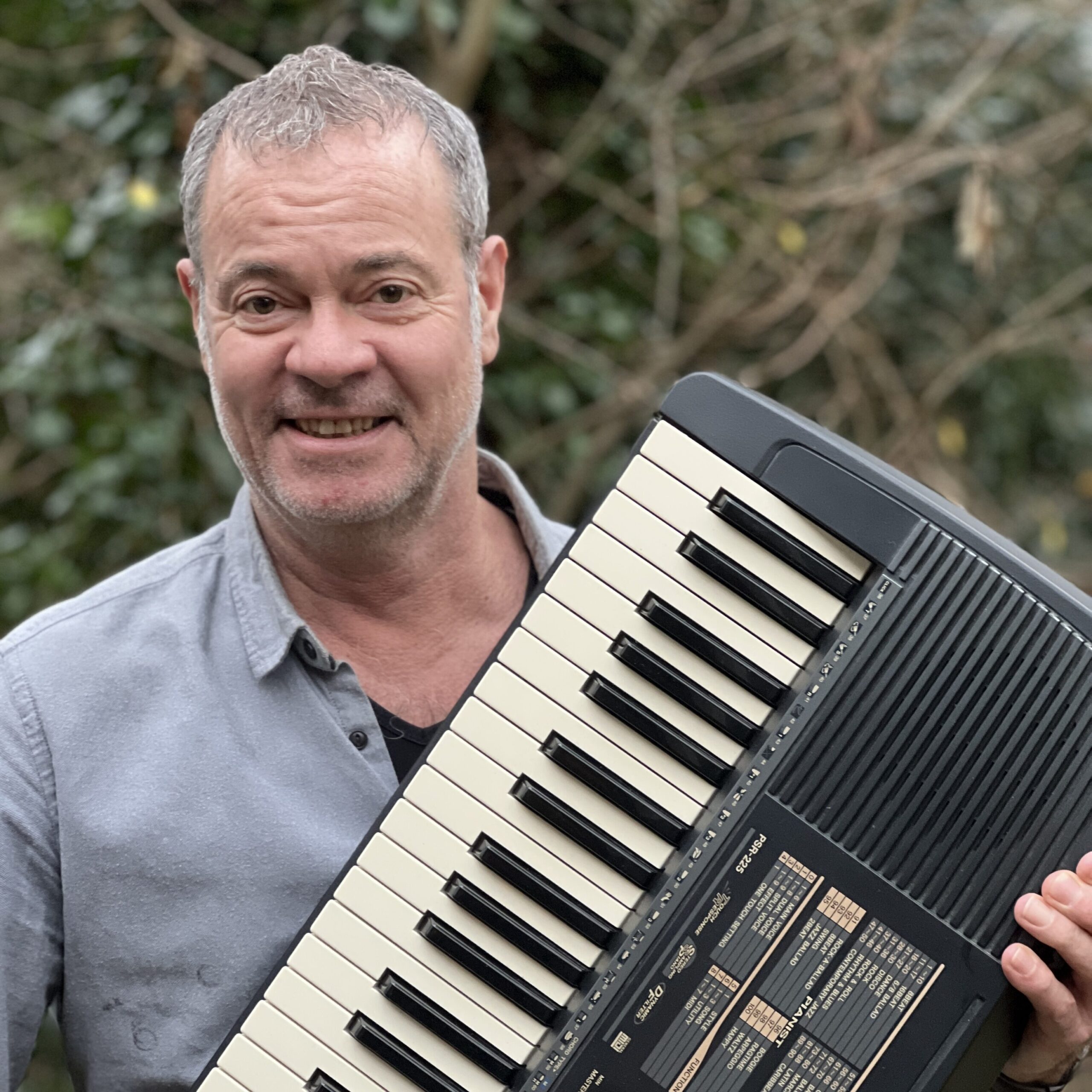 Docent die keyboardlessen verzorgt.