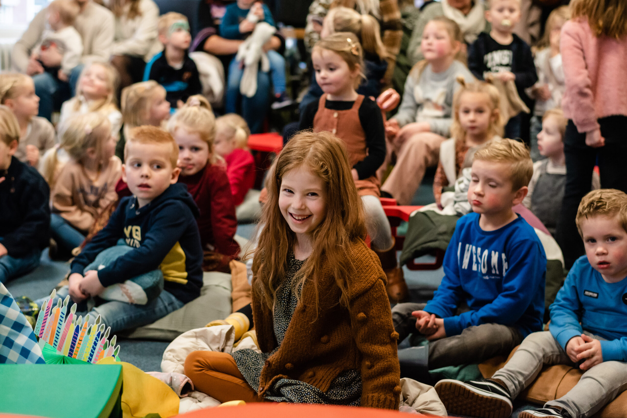 Kinderen bekijken een voorstelling van de bibliotheek