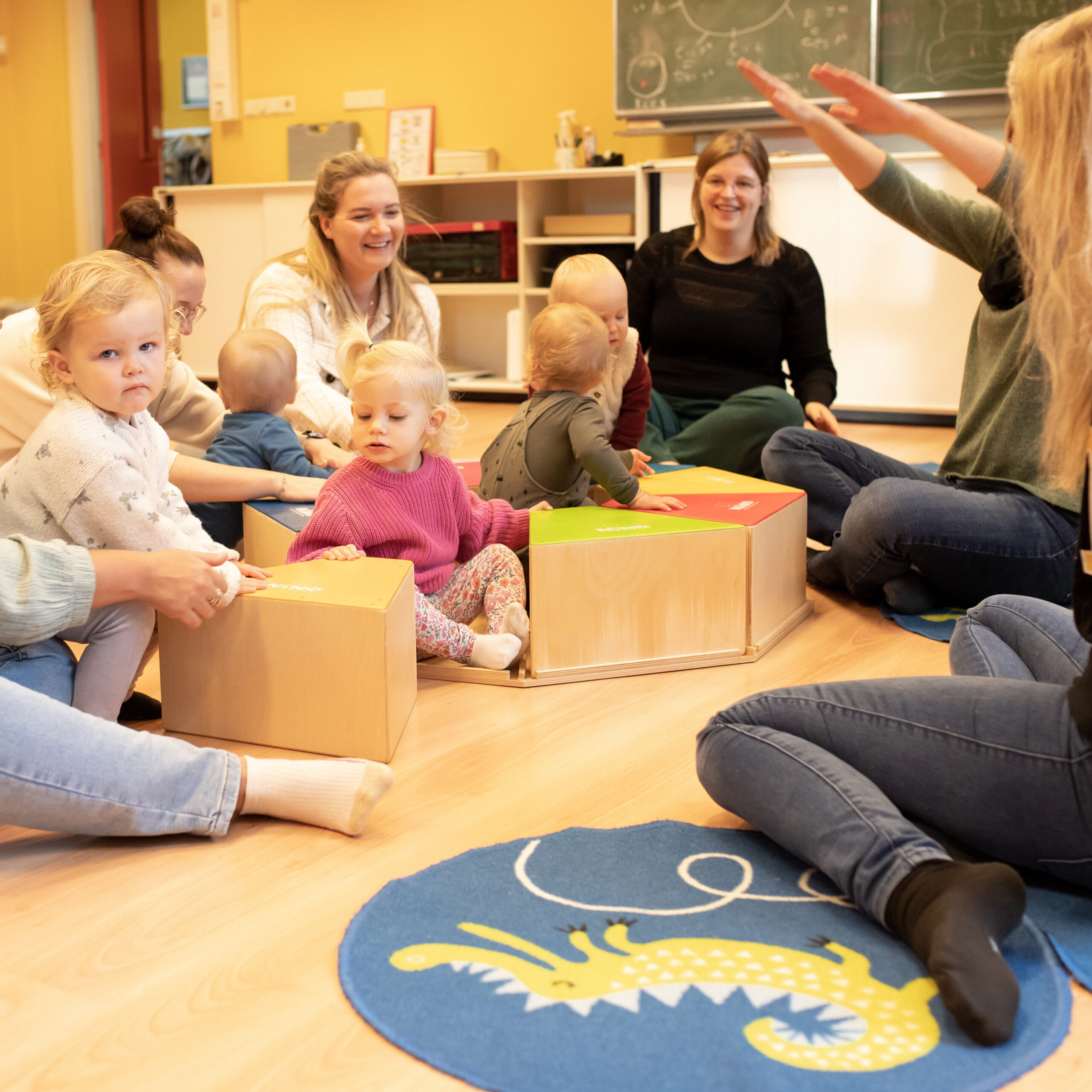 Baby's luisteren samen met hun moeders naar muziek tijdens Muziek op Schoot