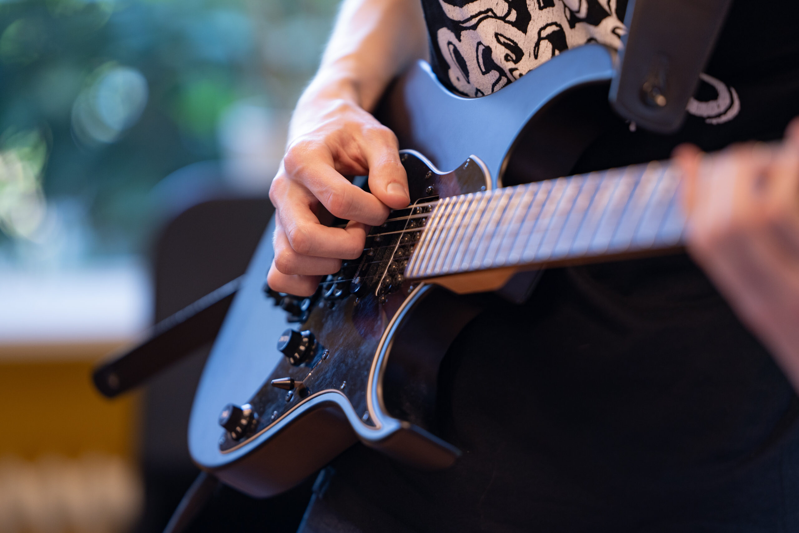 Muziekleerling speelt gitaar.