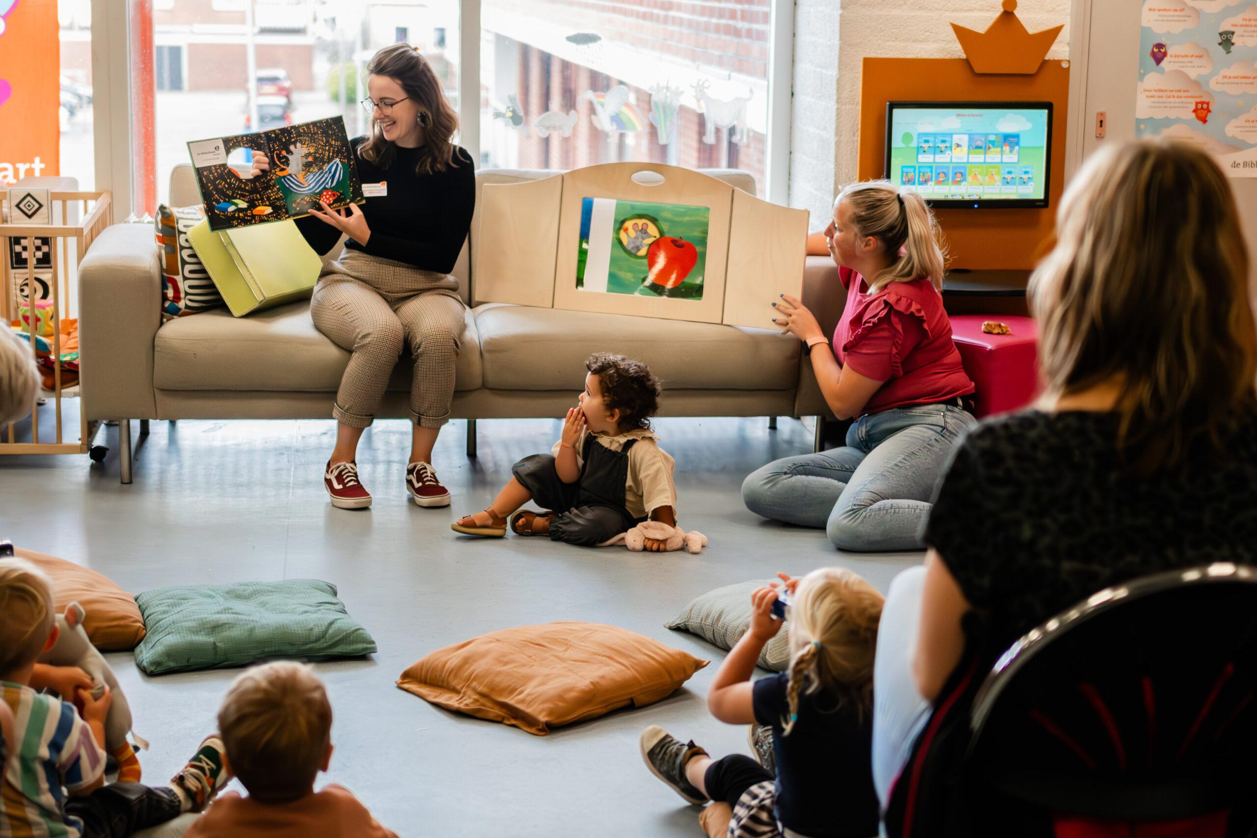 Leesconsulent van Planck leest voor aan kinderen op basisschool in Katwijk.