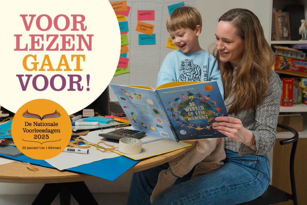 Vrouw leest een kind voor