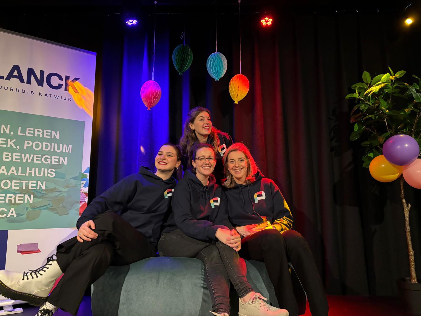 Medewerkers van Planck  presenteren het Planck lied 'Kom van die Bank' in de Verhalenzaal aan de Schelpendam