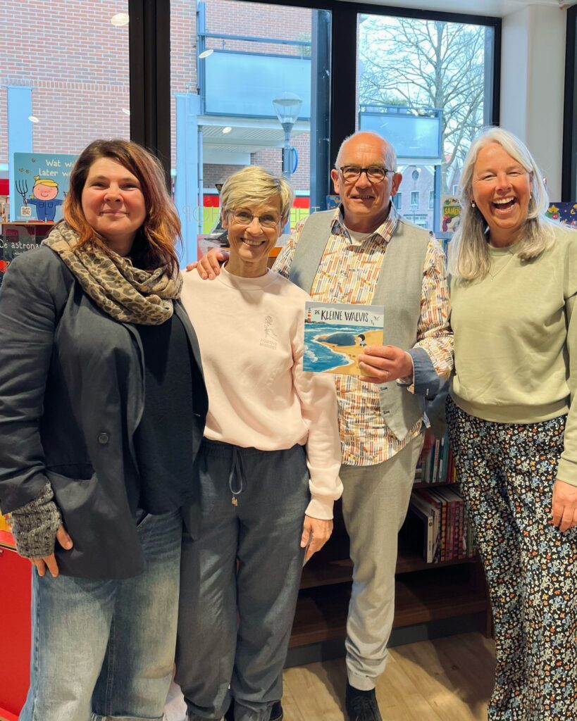 Organisators van Doneer een prentenboek. Van links naar rechts: Valeria Nagy vanm JES Rijnland, Marianne en Drees Hoek van Readshop Rijnsburg en Petra Jansen van Cultuurhuis Planck.