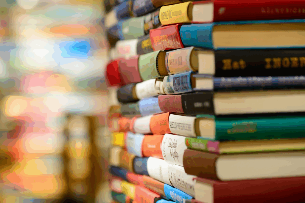 Decoratieve foto van een stapel boeken tijdens een boekverkoop.