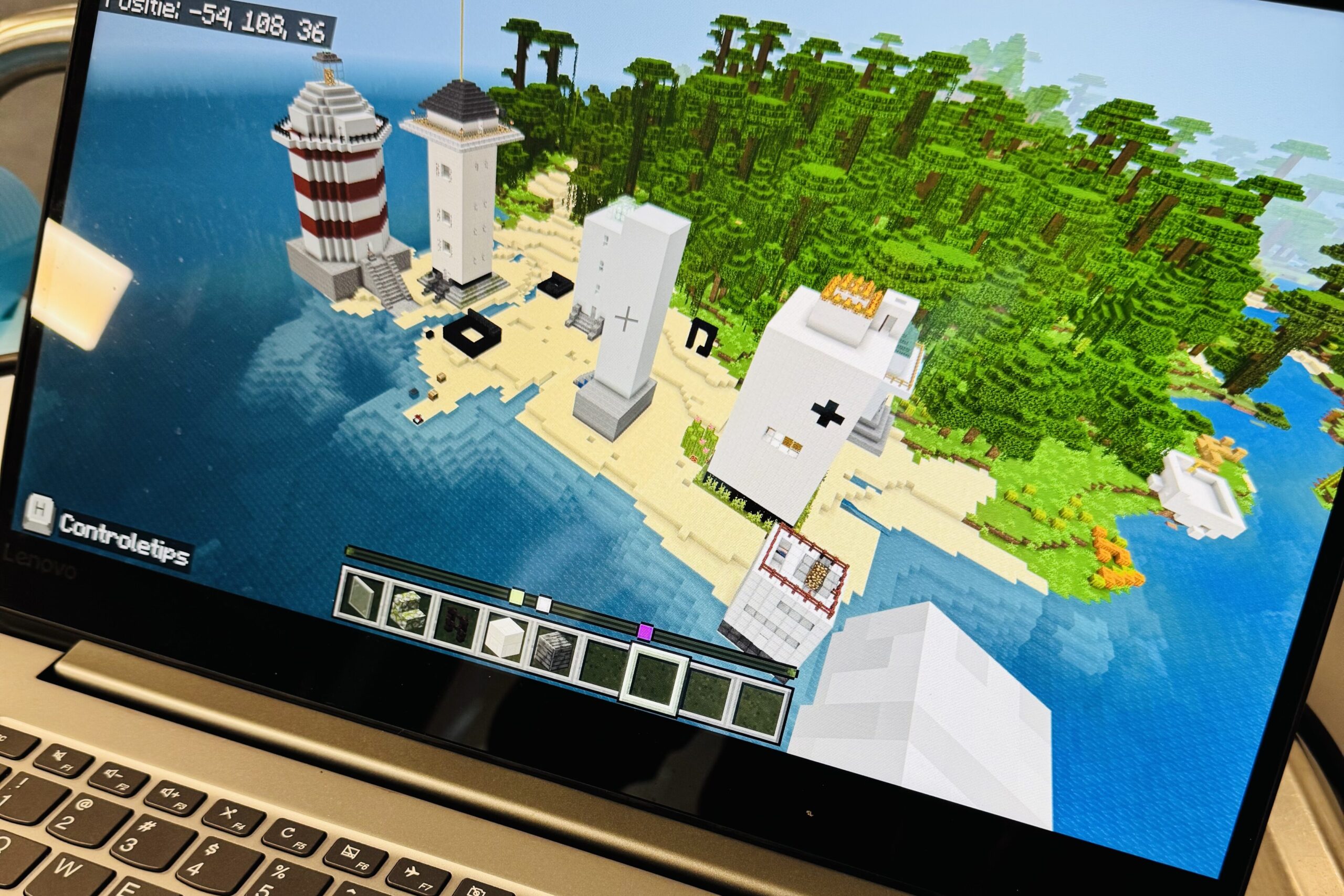 Foto van laptop waarop de vuurtorens uit de Minecraft workshop van de Tech Week bij Planck te zien zijn.